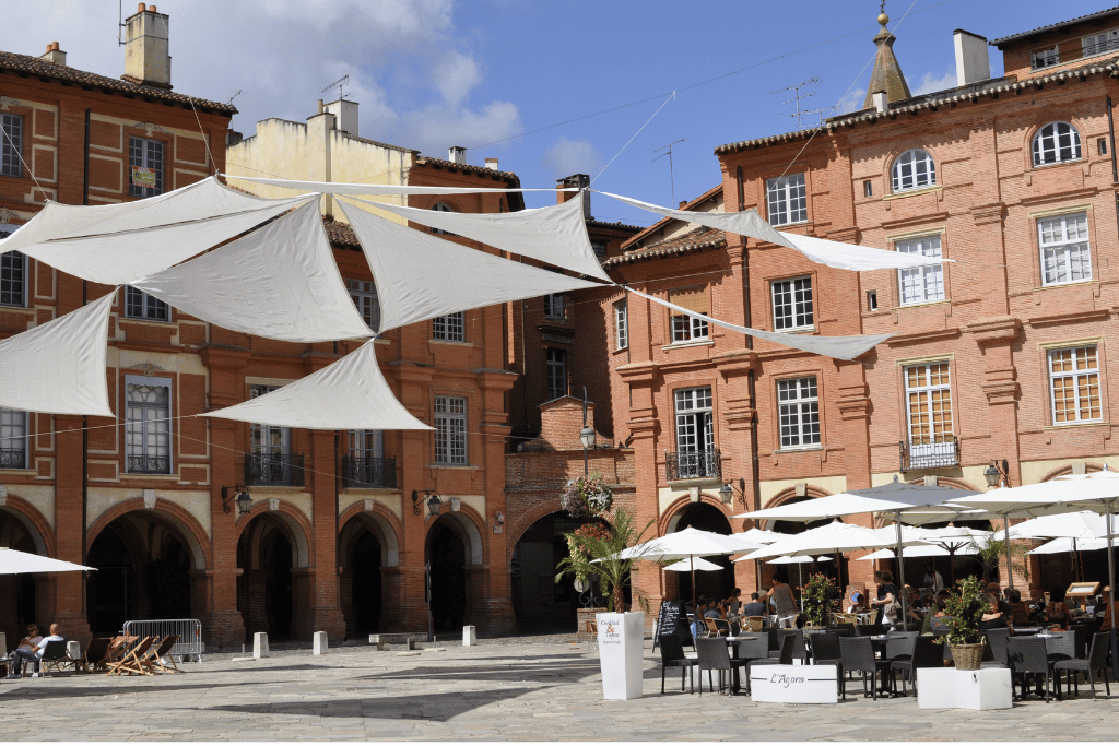 Place Nationale Montauban, arcades du 17e siècle, festivals Montauban, marchés estivaux.